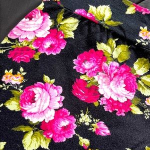 Black and Pink Floral Skirt 🌸🖤